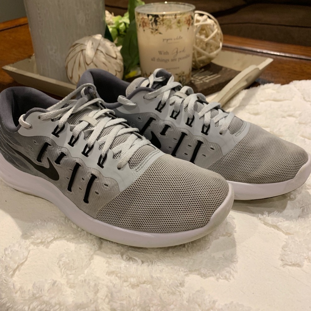 Men’s size 8.5 Nike Lunarstelos running shoes.